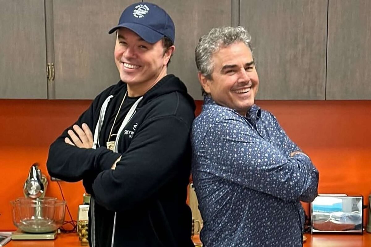 Did You Spot This Viral Look Alike Duo On The Iconic Brady Staircase?!