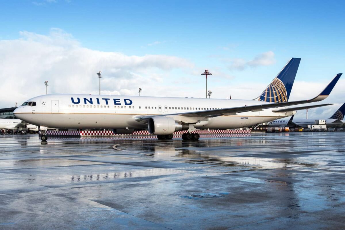 Is United Airlines’ Secret To Aircraft Longevity Hidden In These 35 Year Old Boeing